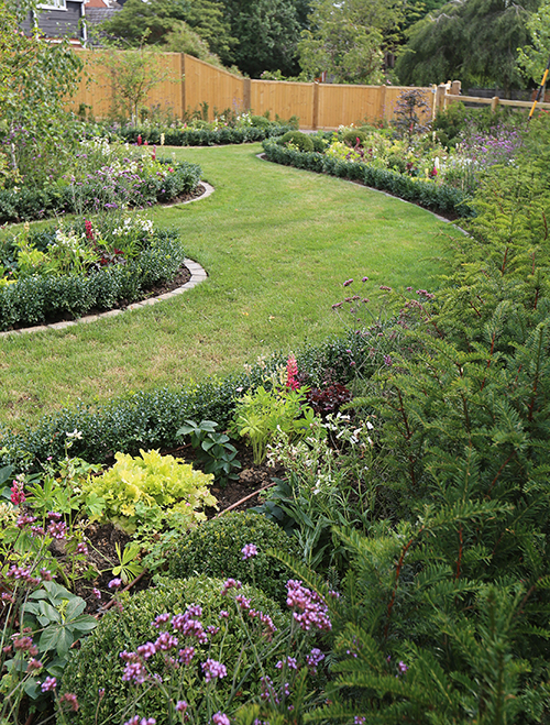 Circular and curved flowerbeds with traditional planting